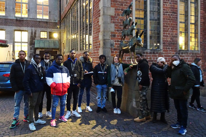 Foto der Gruppe vor den Bremer Stadtmusikanten