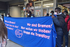 Demonstranten halten ein Transparent mit der Aufschrift Wir sind Bremen! Hier wollen wir bleiben! Stoppt die Transfers"