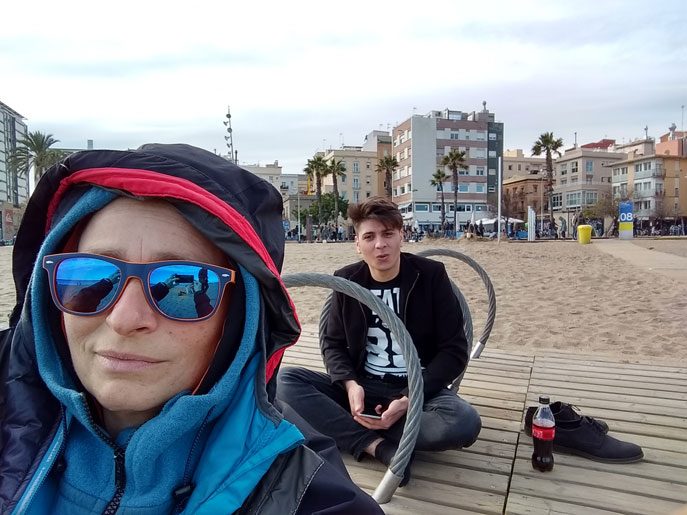 Foto: Selfie von Andrea und Naser in Barcelona mit einer Plaza im Hintergrund