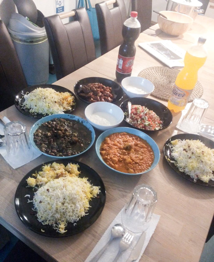 Foto: Gedeckter Tisch mit vielen Speisen.