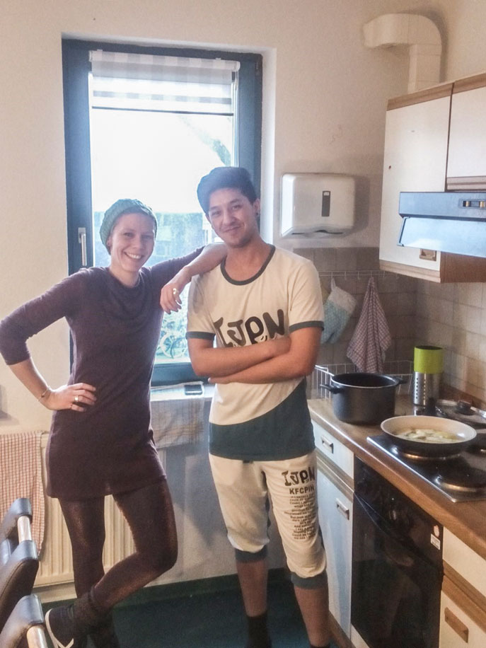 Foto: Jule und Iman in einer Küche.