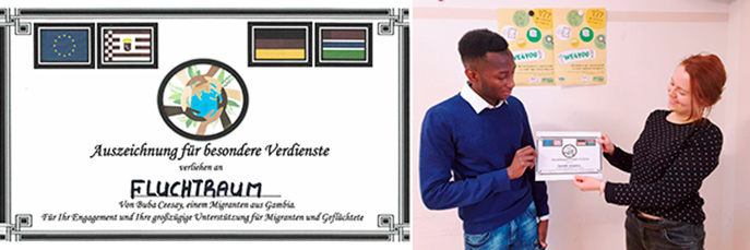 Grafik: selbstgestaltetes Zertifikat, Foto: ein Jugendlicher mit Fluchterfahrung übergibt ein Zertifikat an eine Mitarbeiterin von Fluchtraum